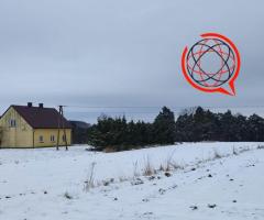 Dom z ziemią, zdala od zgiełku