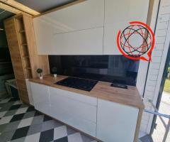 Regał kuchenny z ekspozycji lakier biały połysk ,wymiar 294cm.