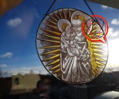Okrągły witraż wiszący, motyw Madonna z dzieciątkiem na tle słońca
