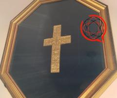 Krzyż pozłacany w eleganckiej oktagonalnej ramie, Włochy