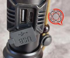 Moc i funkcjonalność w Twojej dłoni: Latarka-powerbank z 8 trybami świecenia