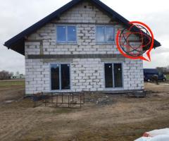 Dom wolnostojący nowo wybudowany surowy przykryty dachem i okna