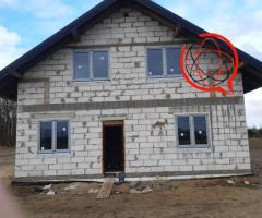 Dom wolnostojący nowo wybudowany surowy przykryty dachem i okna