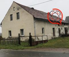 Dom na obrzżach wioski pod lasem