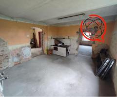 Dom na obrzżach wioski pod lasem