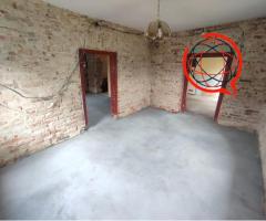 Dom na obrzżach wioski pod lasem