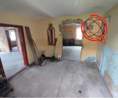 Dom na obrzżach wioski pod lasem