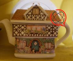 Porcelanowy dzbanek do herbaty w formie angielskiego domku